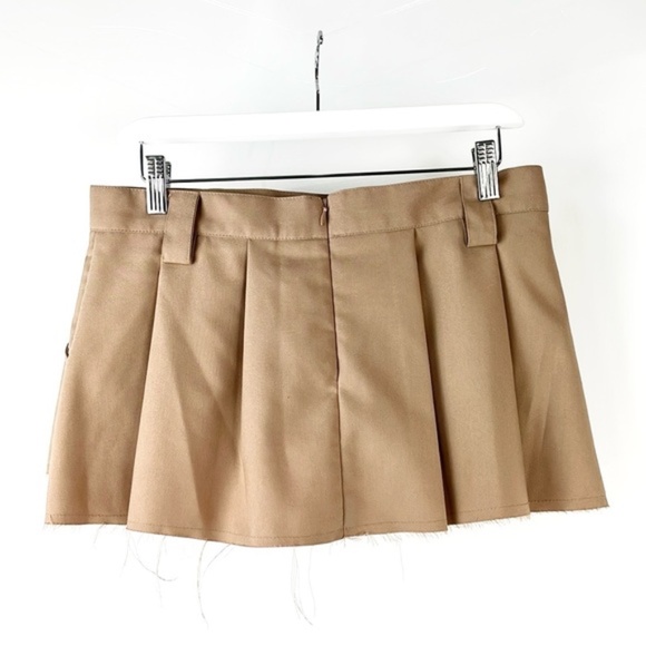 GATELESS Beige Pleated Out Pocket Mini Skirt - Picture 2 of 9